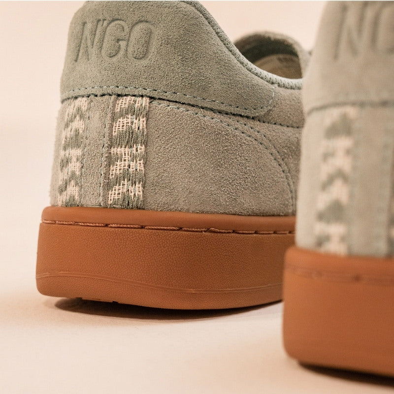 Elegante Wildleder-Sneaker in Perlblau mit handgefertigtem Webdetail – ideal für Alltag und Freizeit.