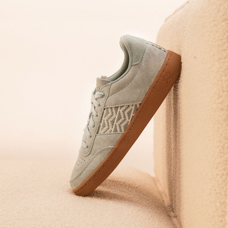 Fair produzierte Sneaker mit perlblauem Wildleder und gewebtem Ethno-Muster – umweltfreundlich und komfortabel.
