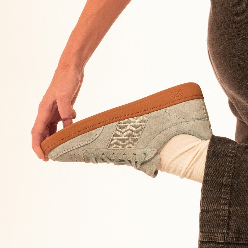 Saigon Suede '24 Perlblau – stilvolle Sneaker mit handgefertigtem Design und nachhaltigen Materialien.
