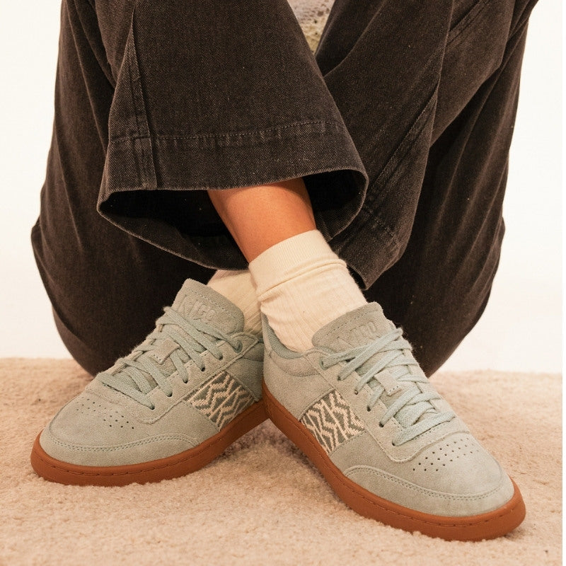 Bequeme Low-Top-Sneaker in Perlblau mit atmungsaktivem Innenfutter aus recyceltem Polyester – perfekt für den Alltag.